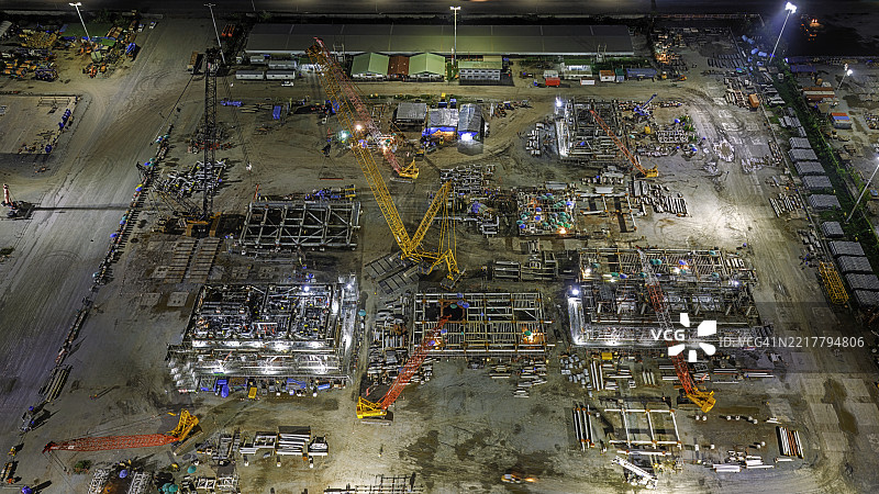 夜间施工现场的鸟瞰图。图片素材