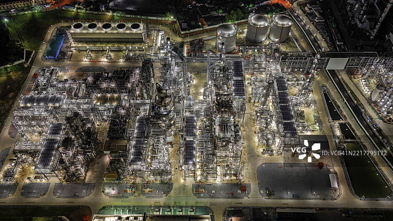 夜间石化工业炼油厂的鸟瞰图。图片素材