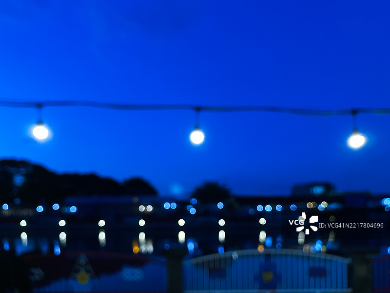 夜晚模糊的城市公园灯光图片素材