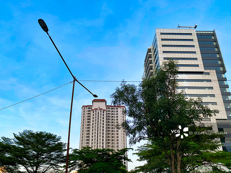 城市中高耸的建筑与蓝天背景图片素材