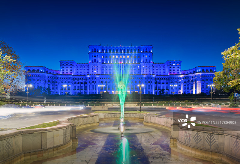 布加勒斯特，罗马尼亚，蓝色时刻的议会宫与光轨图片素材
