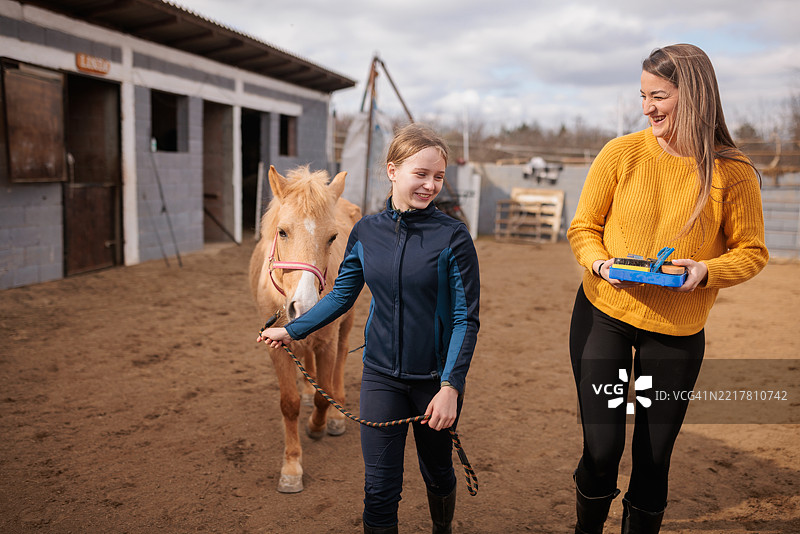 姐妹们在牧场冒险中骑马散步图片素材