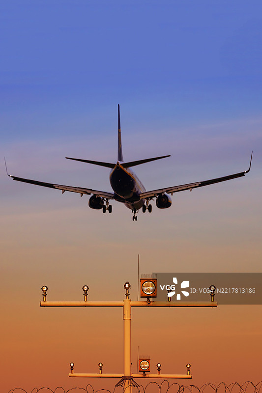日落时分降落的飞机图片素材