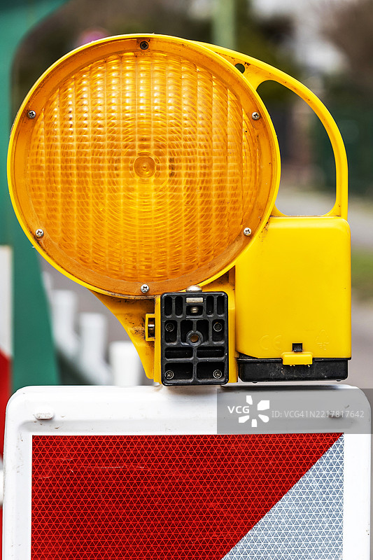 街道上建筑工地的黄色警告灯图片素材
