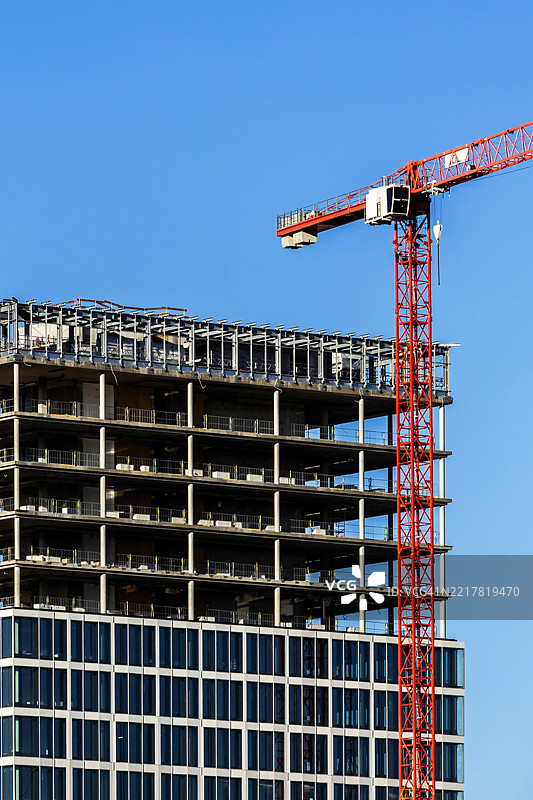高楼建筑工地与红色起重机图片素材