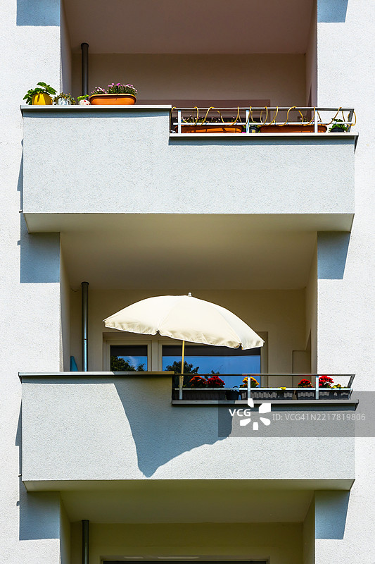 带遮阳伞的阳台图片素材