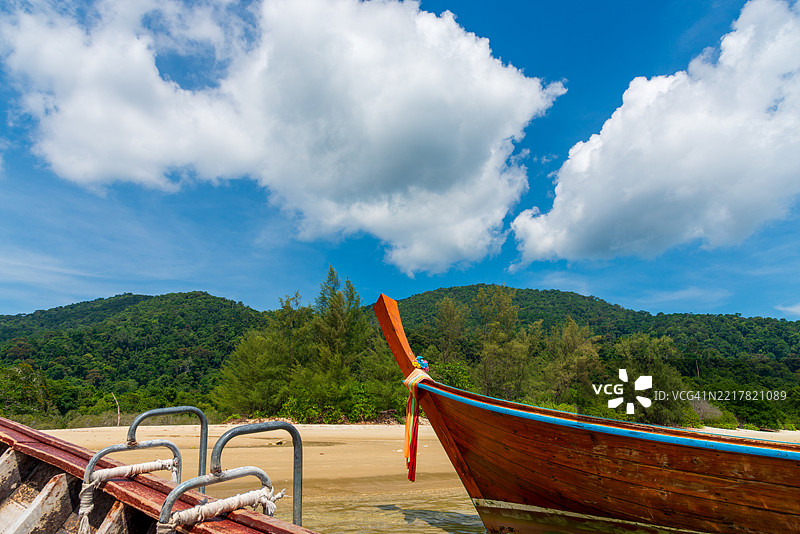 泰国沙敦省的利佩岛（Koh Lipe）邦达亚海滩上的长尾船图片素材