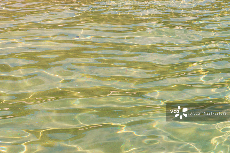 泰国沙敦省可岛海水的表面与美丽的海滩倒影。图片素材