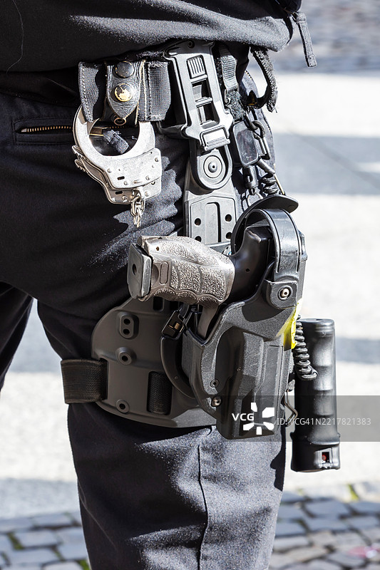 德国警察的装备腰带，上面有手枪和手铐图片素材