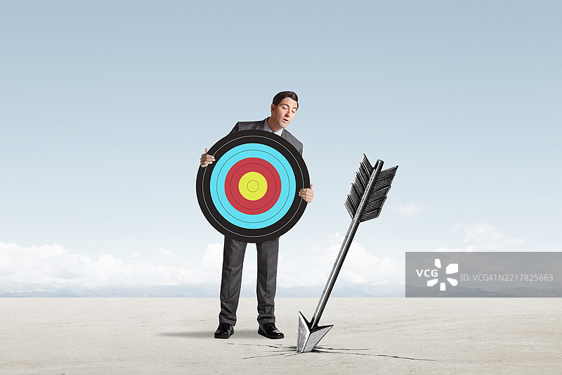 男人低头看着未命中的箭头图片素材