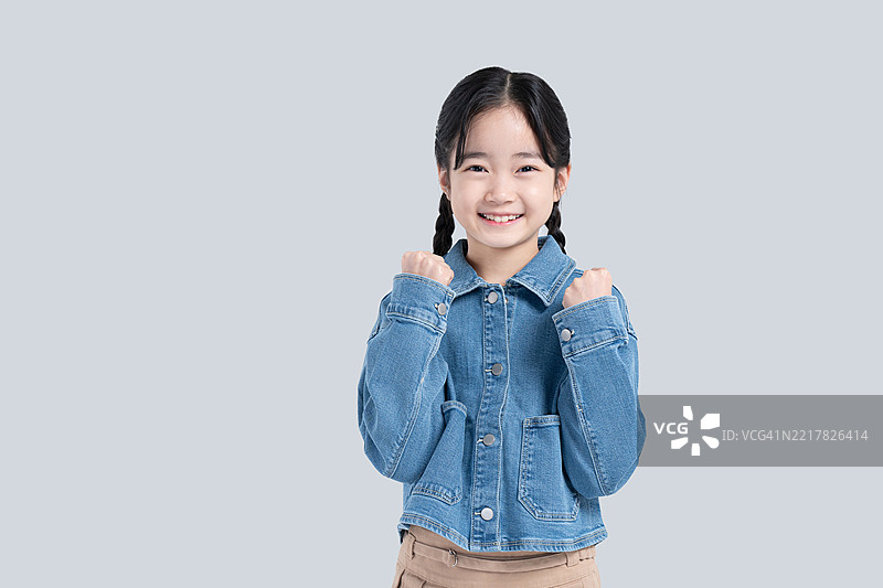 孩子们，小学生，基础教育，童年，手势，打斗，欢呼图片素材