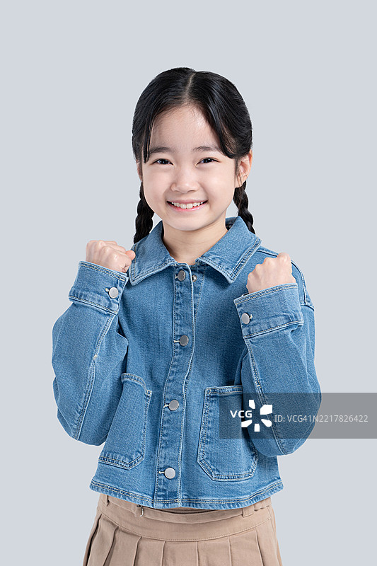 孩子们，小学生，基础教育，童年，手势，打斗，欢呼图片素材