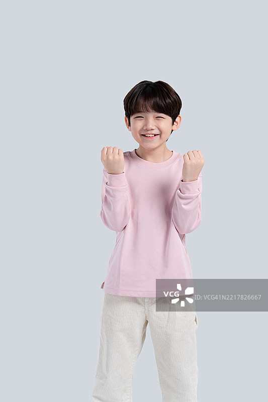 孩子们，小学生，基础教育，童年，手势，微笑，男孩，面部表情，特写，欢呼，支持者，斗争图片素材