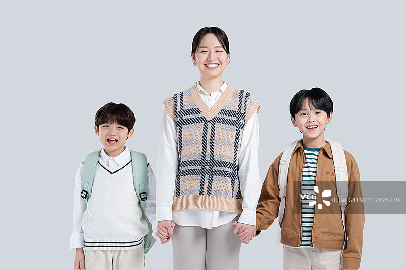 孩子们，小学生，基础教育，童年，手势，面部表情，朋友，老师，教师节，团结，手牵手图片素材