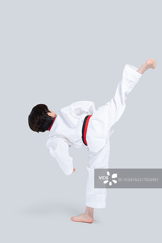 孩子们，小学生，基础教育，童年，手势，男孩，面部表情，特写，跆拳道，运动，未来梦想，锻炼，踢腿图片素材