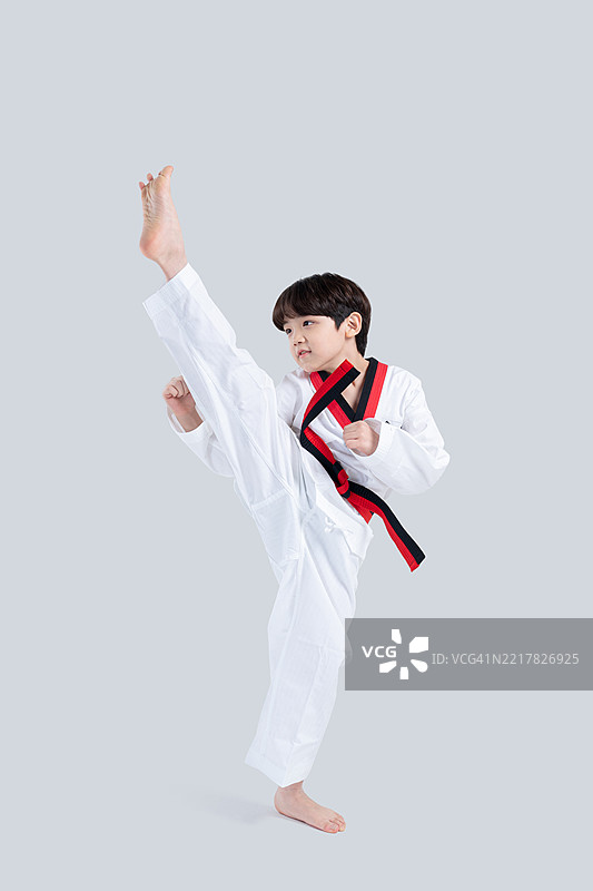 孩子们，小学生，基础教育，童年，手势，男孩，面部表情，特写，跆拳道，运动，未来梦想，锻炼，踢腿图片素材