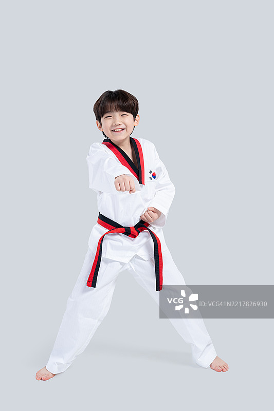 孩子们，小学生，基础教育，童年，手势，男孩，面部表情，特写，跆拳道，运动，未来梦想，锻炼图片素材