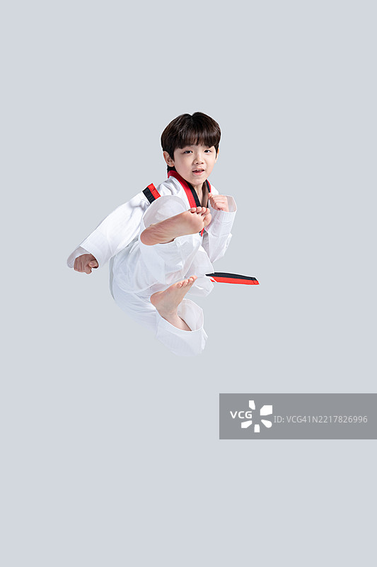 孩子们，小学生，基础教育，童年，手势，男孩，面部表情，特写，跆拳道，运动，未来梦想，锻炼，踢腿图片素材