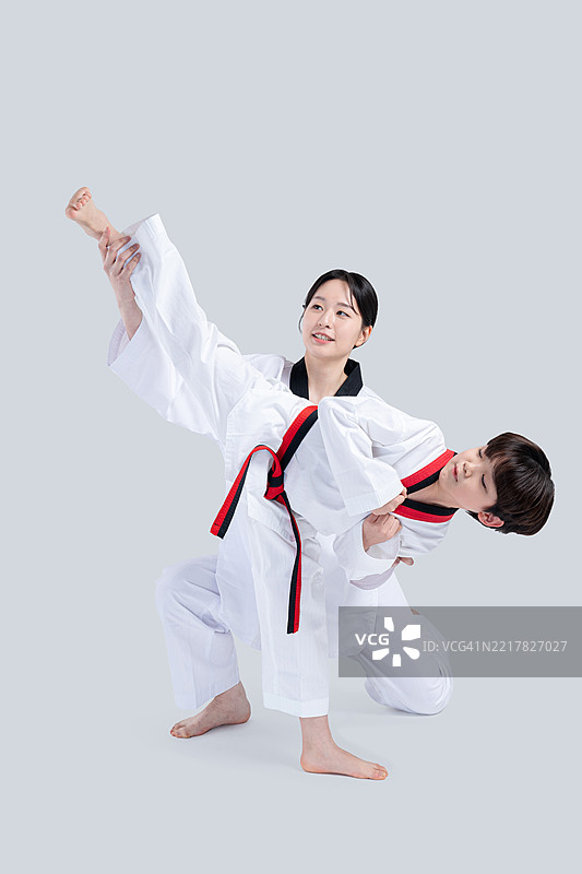 孩子们，小学生，基础教育，童年，手势，男孩，面部表情，特写，跆拳道，运动，未来梦想，课外活动，锻炼，教学，教育图片素材