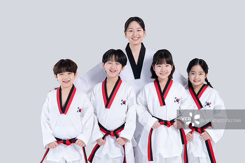 孩子们，小学生，基础教育，童年，手势，男孩，面部表情，特写，跆拳道，运动，未来梦想，锻炼，欢笑图片素材