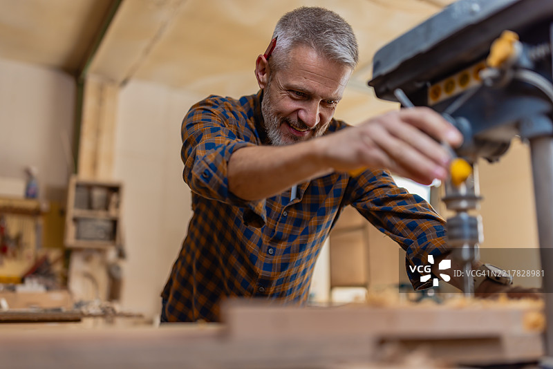 熟练的工匠在工作坊中雕刻木材图片素材