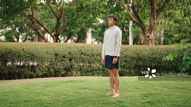 男人在接地放松自己。图片素材