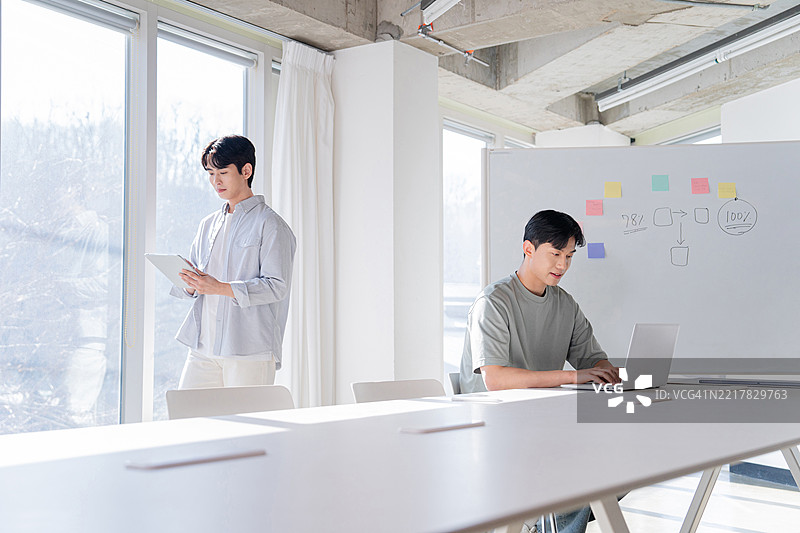 商务，商务休闲，办公室，IT专业人士，团队合作图片素材