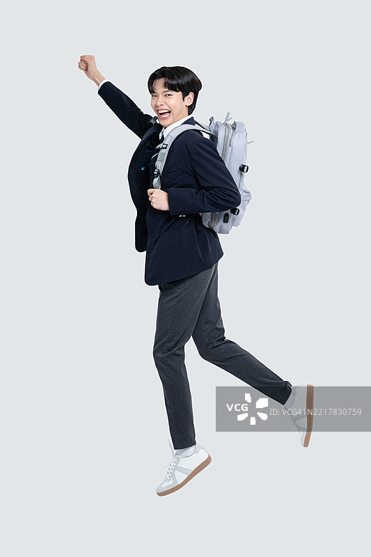 教育，考试者，大学学业能力测试，成人学生，青少年，跳跃，全身，欢呼，快乐图片素材