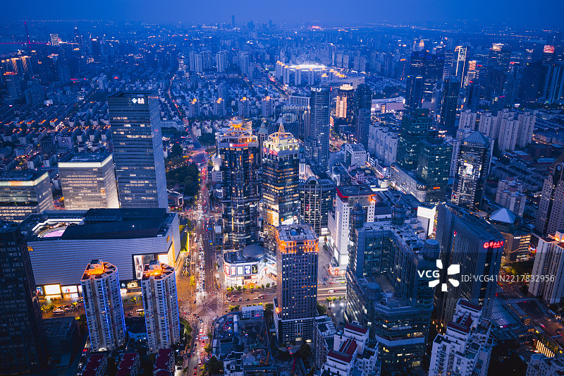 上海夜晚街道的鸟瞰图图片素材
