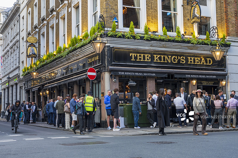 下班后的饮品。图片素材