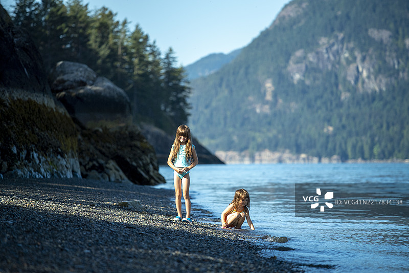 年轻姐妹在夏天享受海滩时光图片素材