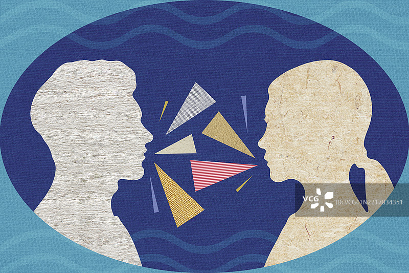 一对年轻情侣愉快地交谈图片素材