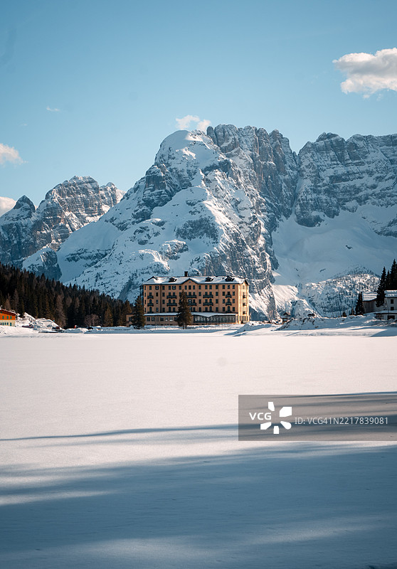意大利冬季冰湖滑雪胜地图片素材