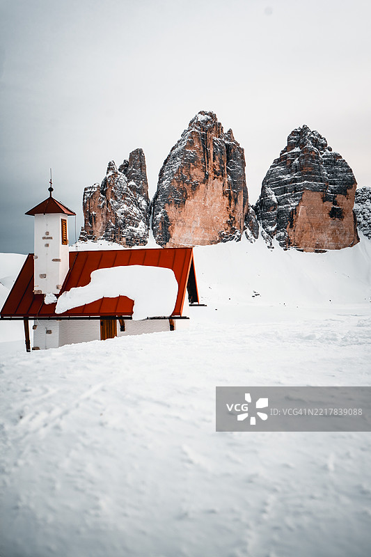 雪山上的小教堂图片素材