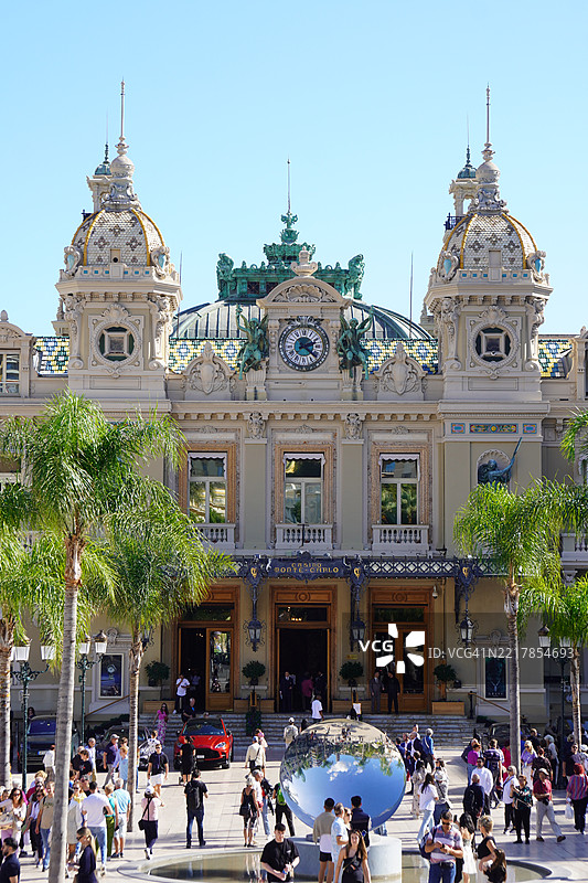 摩纳哥的蒙特卡洛赌场与雕塑和人群图片素材