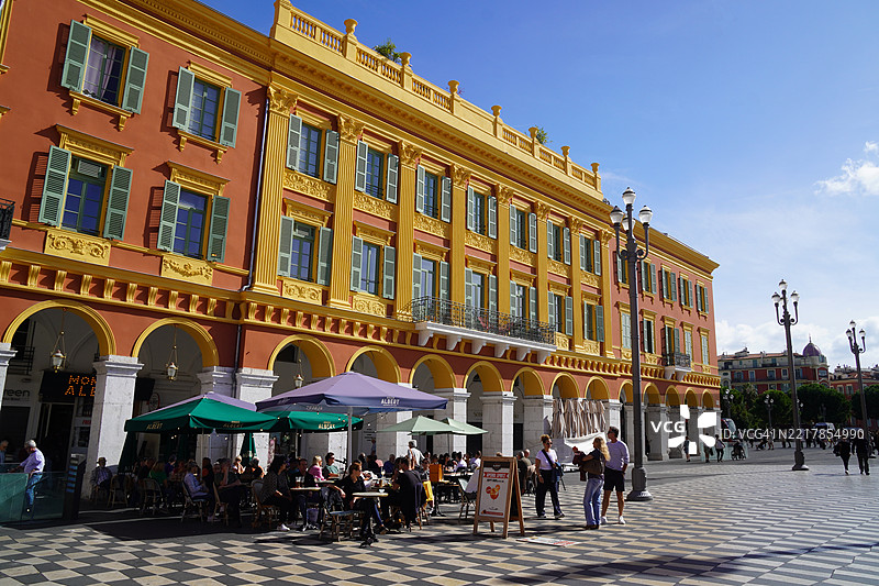 尼斯，法国马塞纳广场沿街的色彩斑斓的外立面图片素材