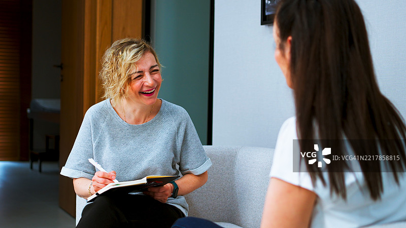 女性顾问无偏见地倾听女性客户图片素材