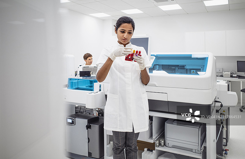 年轻的医学实验室技术员在现代临床设施中检查血液样本图片素材