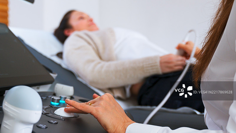 肠道、腹腔、右叶肝脏、胆管、胆囊的超声扫描图片素材