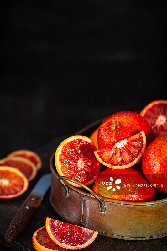 新鲜成熟的红血橙（西西里）在深色背景上图片素材
