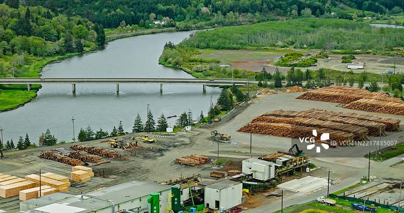 华盛顿州太平洋县雷蒙德的木材场无人机视角，阴天。图片素材