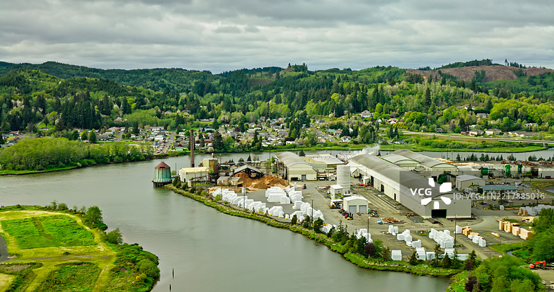 华盛顿州雷蒙德的航拍镜头，威拉帕河附近的锯木厂，阴云密布的日子图片素材