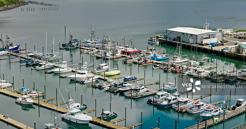 阳光明媚的日子里，停靠在俄勒冈州蒂拉穆克县加里巴尔迪的码头上的船只 - 无人机拍摄图片素材