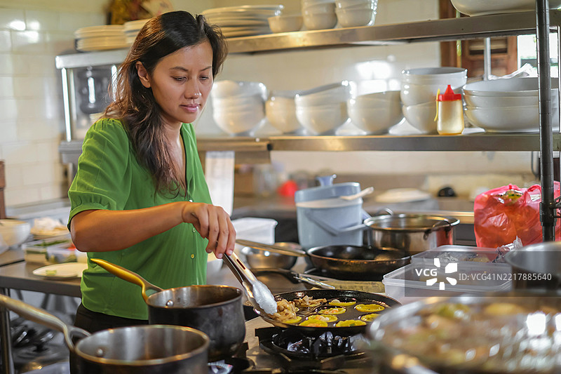 越南厨师在商业厨房中烹饪班戟图片素材