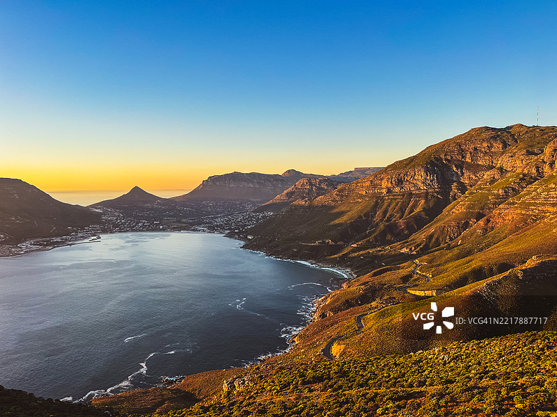 从查普曼峰俯瞰南非的霍特湾日落景色图片素材