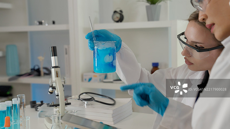 科学家在实验室工作。图片素材