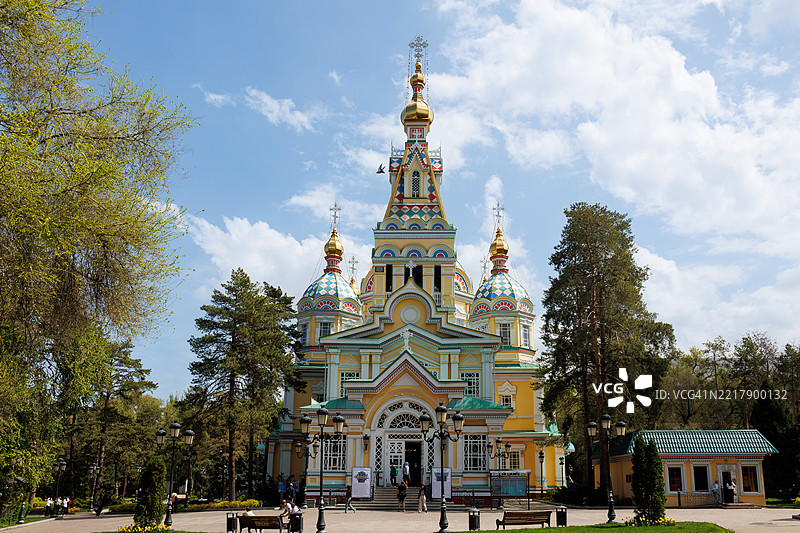 哈萨克斯坦阿拉木图 – 2025年4月15日：游客们在拍摄升天大教堂的照片图片素材