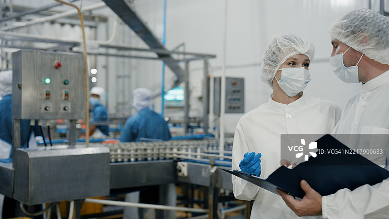 罐头鱼工厂。图片素材