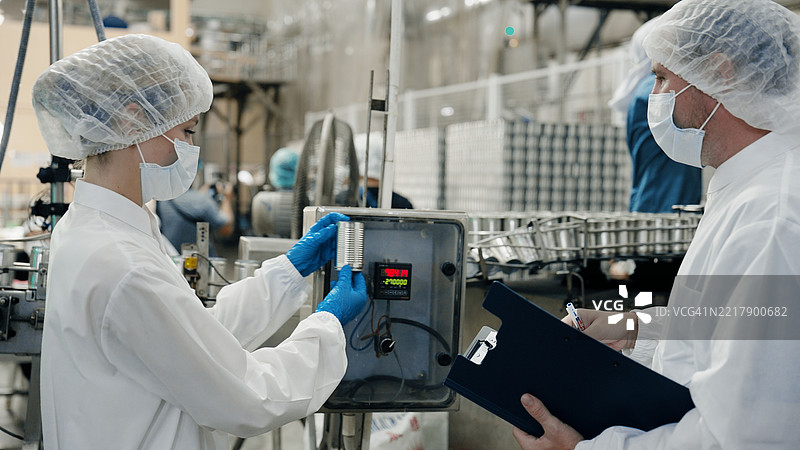 罐头鱼工厂。图片素材