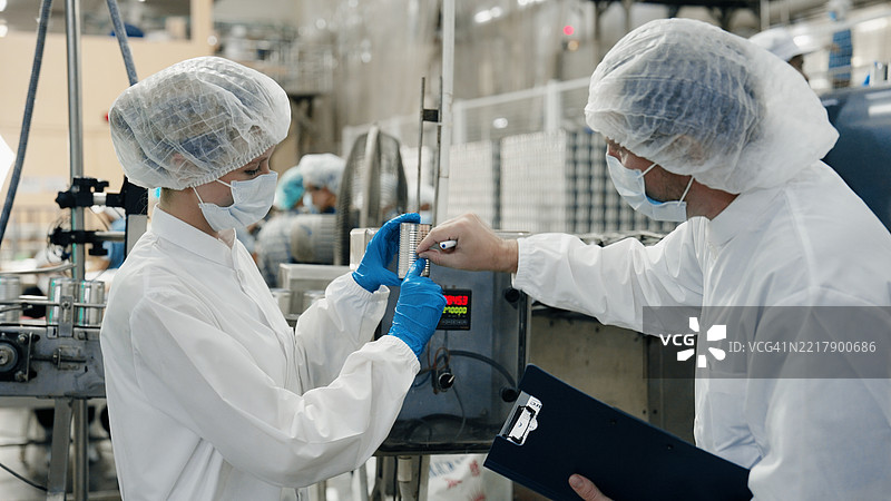 罐头鱼工厂。图片素材